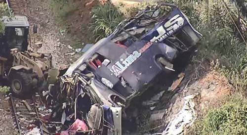 Carreta bate em ônibus e deixa 11 mortos em João Monlevade (MG)