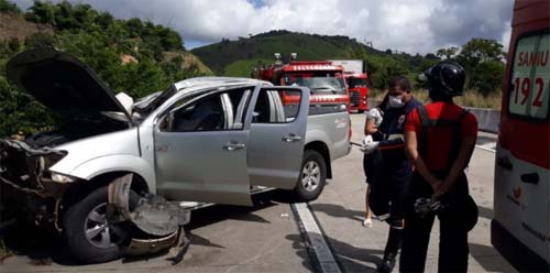 Caminhonete capota e deixa dois feridos em Novo Lino
