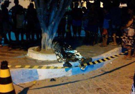 Homem morre ao colidir motocicleta com árvore em Olho D’água do Casado 