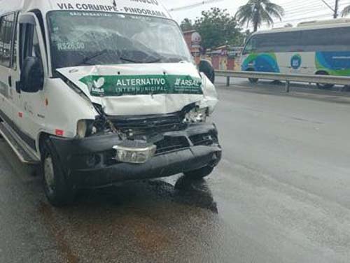 Colisão traseira entre van e caminhão deixa uma pessoa ferida na AL 101 Sul