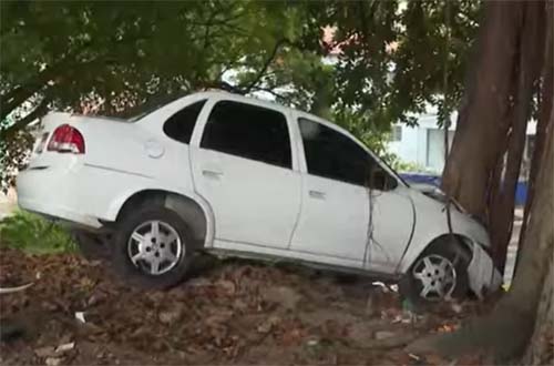 Veículo colide com árvore e quase despenca de encosta no bairro Farol, em Maceió