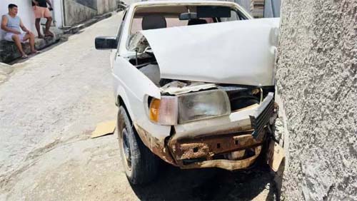 Colisão de carro com residência resulta em duas pessoas feridas em Joaquim Gomes