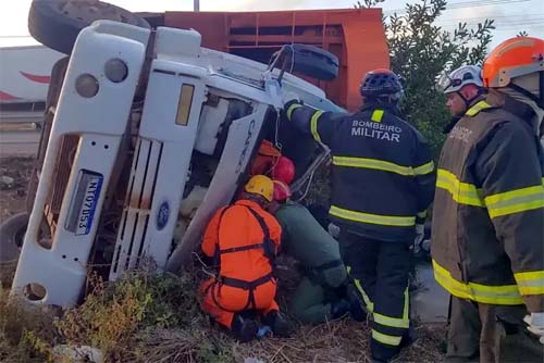 Motorista fica ferido após caminhão de lixo tombar na AL-101