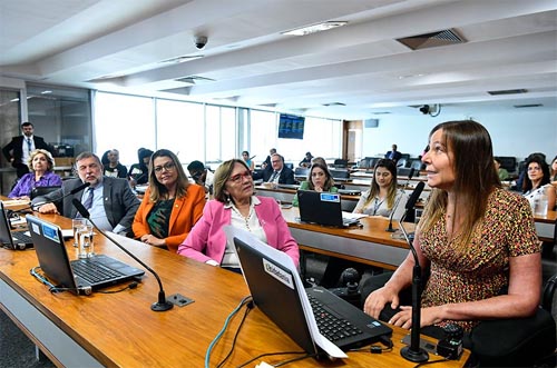 CDH aprova definição da atividade de cuidador da pessoa idosa  Fonte: Agência Senado