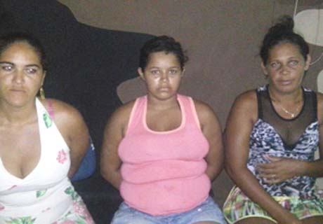 Mulheres são presas acusadas de chefiar ponto de venda de drogas em Piranhas