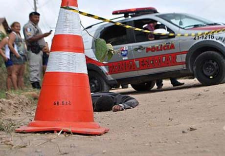 Acusado de assalto é morto com tiro na cabeça; vítima é levada ao HGE