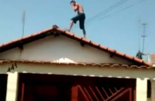 Acusado de homicídio se esconde em cima de telhado para tentar fugir de policiais