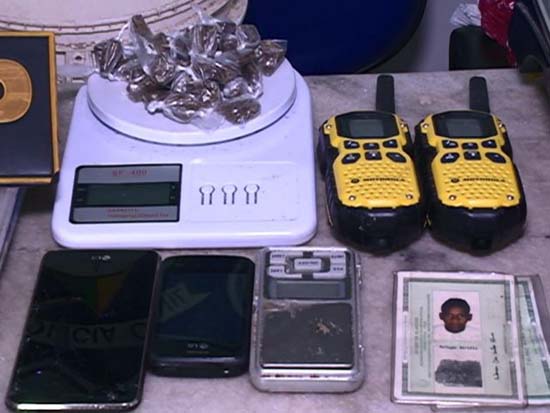 Suspeitos com radiocomunicadores, drogas e armas são presos em Jacarecica