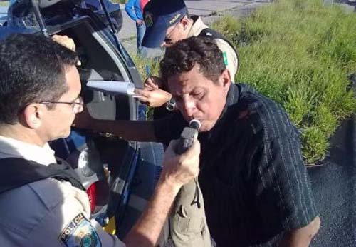 Procurado pela Justiça, motorista bêbado é preso em flagrante dirigindo caminhonete