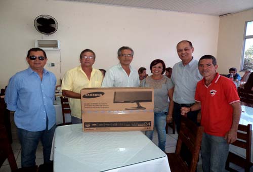 Organizadores de evento em Ibateguara entregam prêmio a vice-prefeito de União Adeildo Sotero