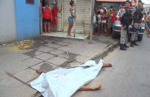 Ladrão assalta estabelecimento no Jacintinho e é morto a tiros pelo dono