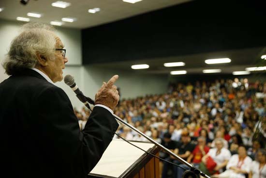 Universidade tem de formar para a liberdade, diz Pérez Esquivel