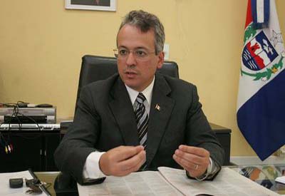 Secretário de Educação avisa que pode cortar ponto de servidores