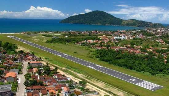 Avião cai próximo de aeroporto e deixa dez feridos em Ubatuba