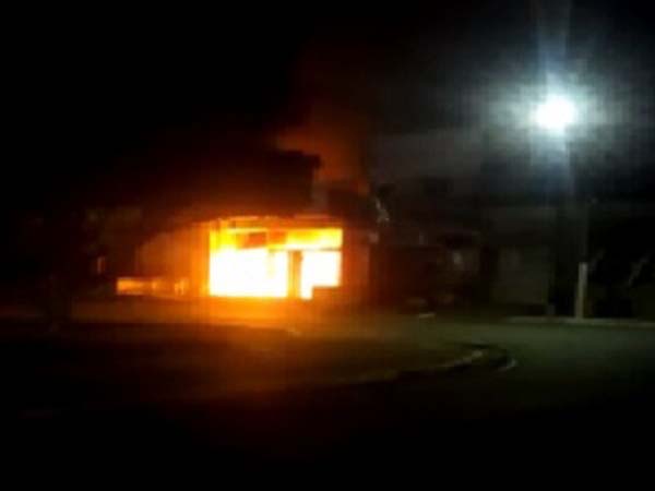 Bandidos incendeiam agência bancária em tentativa de assalto em Piaçabuçu