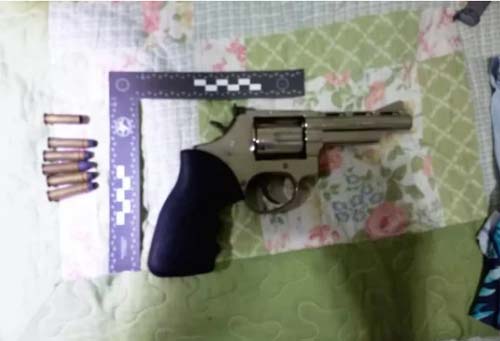 Homem se nega a mostrar mensagens em celular e é baleado pela esposa