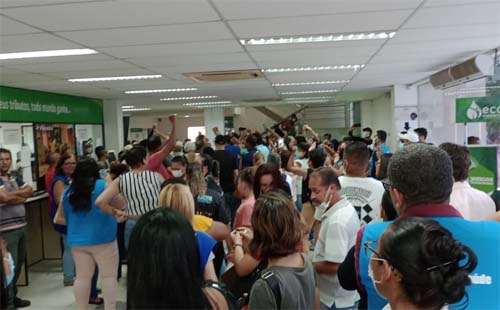 Justiça dá prazo de 24 horas para manifestantes desocuparem Semec em Maceió