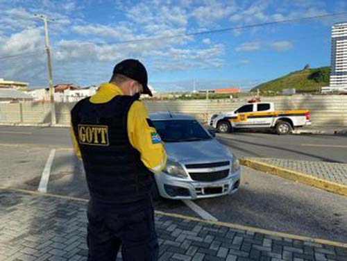 Covid-19: agentes de trânsito fiscalizam estacionamentos das orlas marítima e lagunar