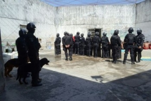 Agentes penitenciários e policiais fazem varredura no Baldomero Cavalcanti