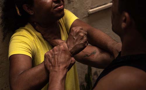 Mulher de 40 anos fica gravemente ferida após ser esfaqueada pelo ex-companheiro