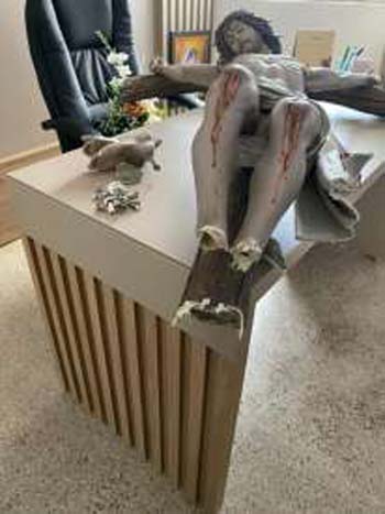 Jovem é detido após invadir igreja e quebrar imagem de Jesus Cristo