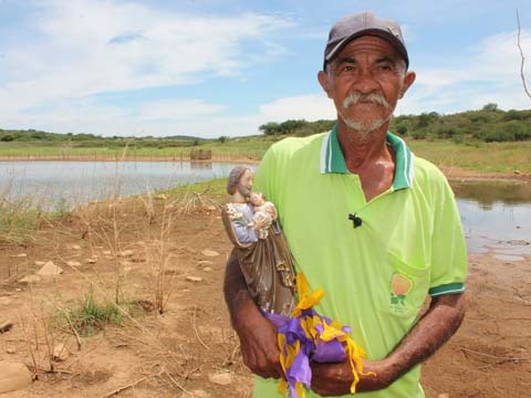 Com seca que dura 5 anos no Sertão, agricultores pedem chuva a São José