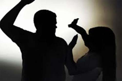 Criança é agredida fisicamente com fio de energia pelo próprio pai; ‘intuito foi educar’