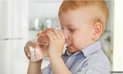 Nutricionistas recomendam 'apenas água' em refeições para combater obesidade infantil