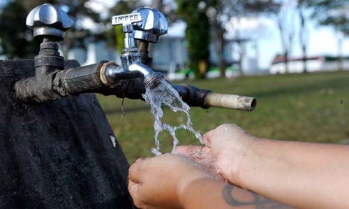 Sancionada lei que garante tarifa social de água e esgoto para famílias de baixa renda