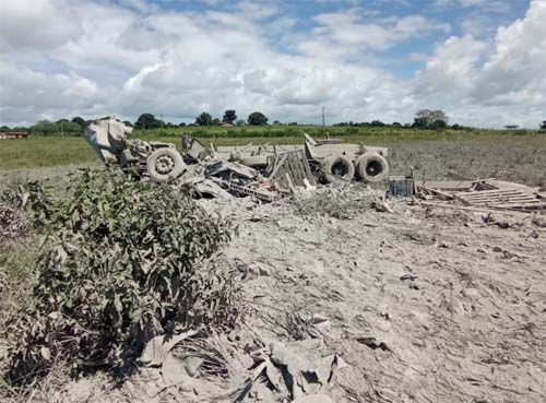 Motorista perde o controle de veículo e caminhão tomba na AL-115
