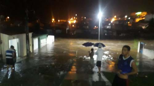 Riacho transborda e água invade município de Santana do Ipanema