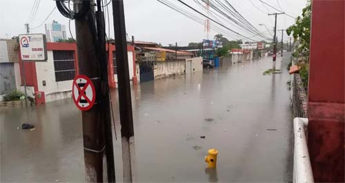 Chuva intensa causa alagamentos em ruas de Maceió