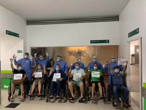 Sob aplausos, pacientes curados da Covid-19 recebem alta em Maceió