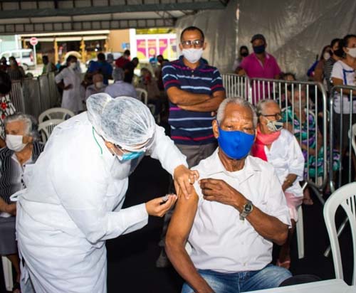 Após vacina, mortalidade de alagoanos com mais de 85 anos caiu 16% para 2%