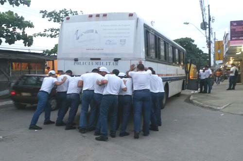 Ônibus da PM quebra e alunos militares têm que empurrar veículo