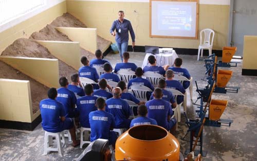 Reeducandos de Alagoas aprendem técnica de fabricação de tijolos ecológicos