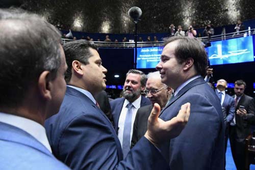 Senadores vão ao STF contra reeleição de Alcolumbre e Maia