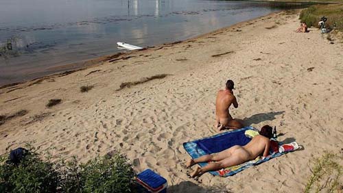 Os alemães que venceram queda de braço com regime comunista pelo direito de ficar nu