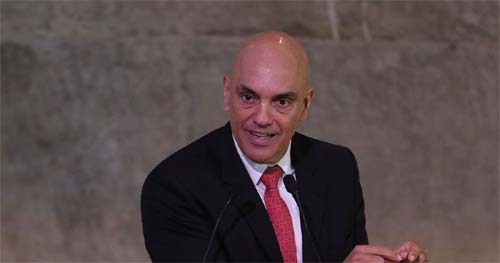 Deputados bolsonaristas protocolam pedido de impeachment contra ministro do STF Alexandre de Moraes com 152 assinaturas na Câmara.