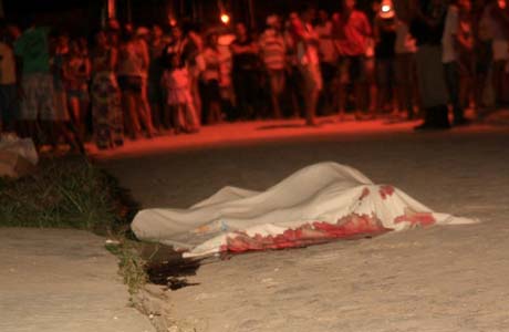 Jovem que tinha envolvimento com drogas é assassinado perto de casa