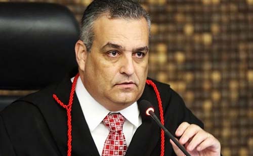 Alfredo Gaspar requer ao Judiciário que afaste novamente Arnaldo Higino do cargo de prefeito