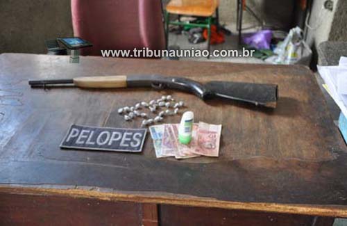 PELOPES de União prende jovem com arma de fogo e comercializando maconha em sua residencia na periferia da cidade