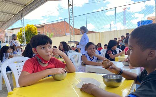 Comunidade escolar e Unicafes comemoram introdução de alimentos saudáveis na merenda de Maceió