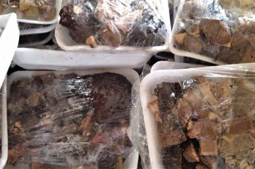 Cerca de uma tonelada de alimentos estragados é apreendida em supermercado de grande porte