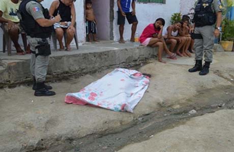 Mulher é executada enquanto bebia com amigos após festa de réveillon no interior