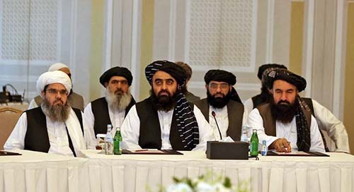 Talibãs se reúnem com representantes da UE e dos EUA