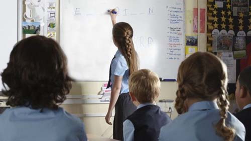 As surpreendentes vantagens a estudantes de assistir a aulas em pé