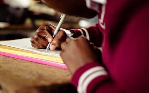 A luta de alunos ainda sem internet ou celular após um ano de aulas à distância