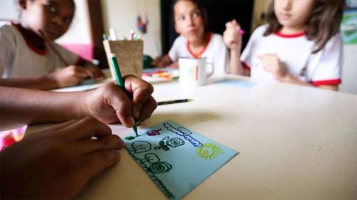 Pnad: cai o índice de alunos que frequentam série escolar adequada