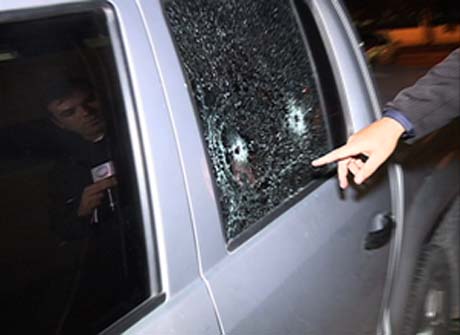 Policial reage a assalto, troca tiros e deixa bandido baleado na cabeça